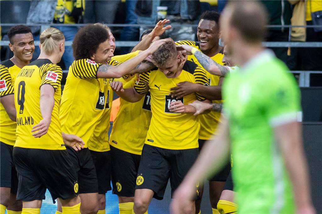 BVB-Youngster Tom Rothe nach schwierigen Monaten im Aufwind: „Ich habe das am Anfang unterschätzt“ Die BVB-Spieler klopfen Tom Rothe auf die Schulter.