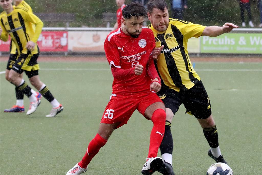 Hombrucher SV gewinnt im Acht-Tore-Kellerduell: SuS Kaiserau macht zu viele Fehler Zwei Fußballer im Zweikampf um den Ball.