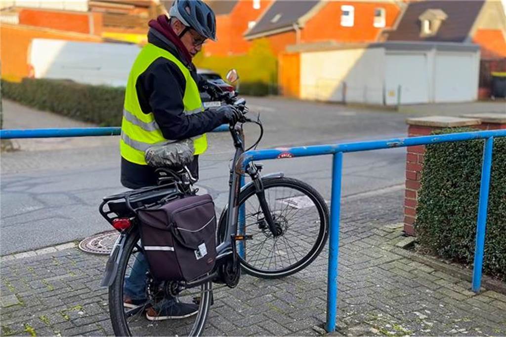 Auf dem Prüfstand: Ludger Nieland testet Südlohns Fahrradfreundlichkeit Radfahrer und Umlaufsperre