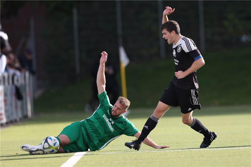 Umsonst gekämpft: Nico Hache kann den Ball für den SuS Olfen nicht mehr im Spiel halten.