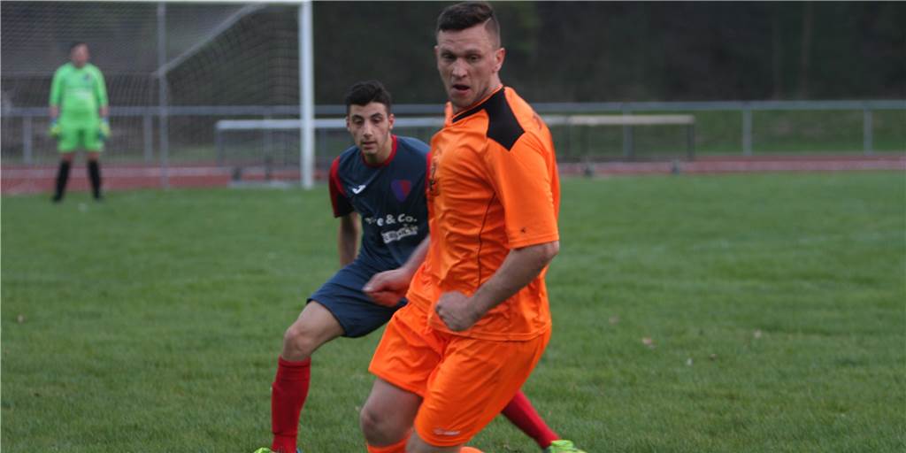 Umut Algan wechselt vom TSC Hamm zu Eintracht Werne: „Das ist eine richtig geile Mannschaft“ Umut Algan (hinten im Trikot des SVF Herringen) wird künftig im Dahl für Eintracht Werne auflaufen.