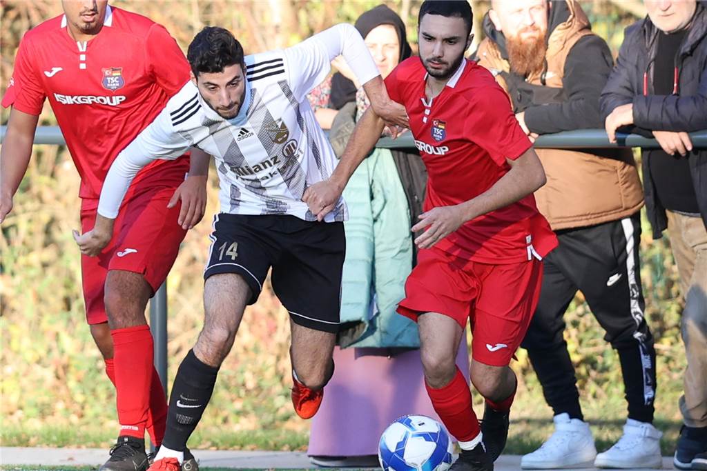 Duell mit dem Ex-Klub: Spieler von Eintracht Werne hatte gegen Hamm ein „komisches Gefühl“ Umut Algan von Eintracht Werne im Zweikampf mit einem Gegenspieler vom TSC Hamm.