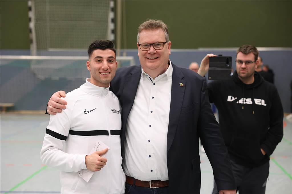 Eintracht Werne stellt beim Davertpokal den Spieler des Turniers: „Niemand einfach so bester Spieler“ Umut Algan (l.) wurde von Aschebergs Bürgermeister Thomas Stohldreier ausgezeichnet.