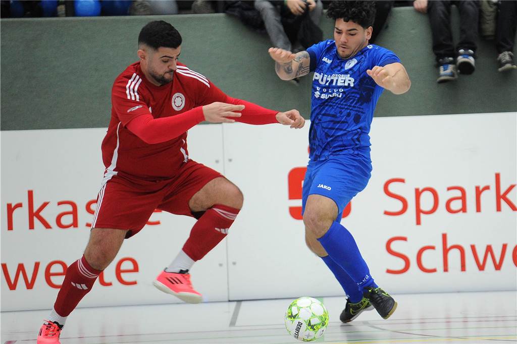 Zwei Spieler des Geisecker SV und VfB Westhofen kämpfen um den Ball.