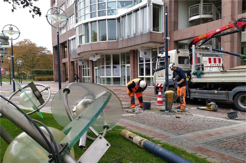 Umzug für Rathaus-Sanierung läuft - Kosten sind erneut gestiegen Umwege müssen Passanten rund um das Rathaus in Kauf nehmen. Für den Aufbau von Bauzaun und Lagerflächen wurden auch die Laternen neben dem Rathaus demontiert.