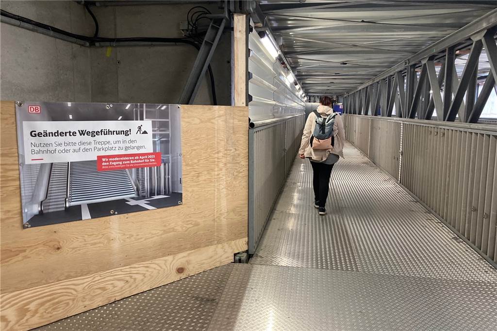 Umwege müssen Passanten zurzeit am Nordeingang des Bahnhofs in Kauf nehmen. Hier entsteht eine neue Treppe mit Rolltreppe und Aufzug.