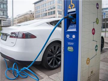 Umwelt-Staatssekretär Jochen Flasbarth erwartet eine europäische E-Auto-Quote. Foto: Lino Mirgeler