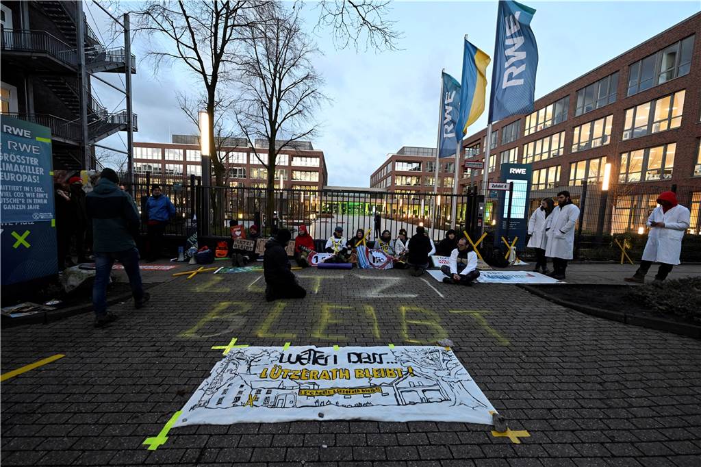 So war der dritte Räumungstag in Lützerath: Abriss läuft – Thunberg zu Besuch Umweltaktivisten vor der RWE Hauptzentrale des Energieversorgers RWE.