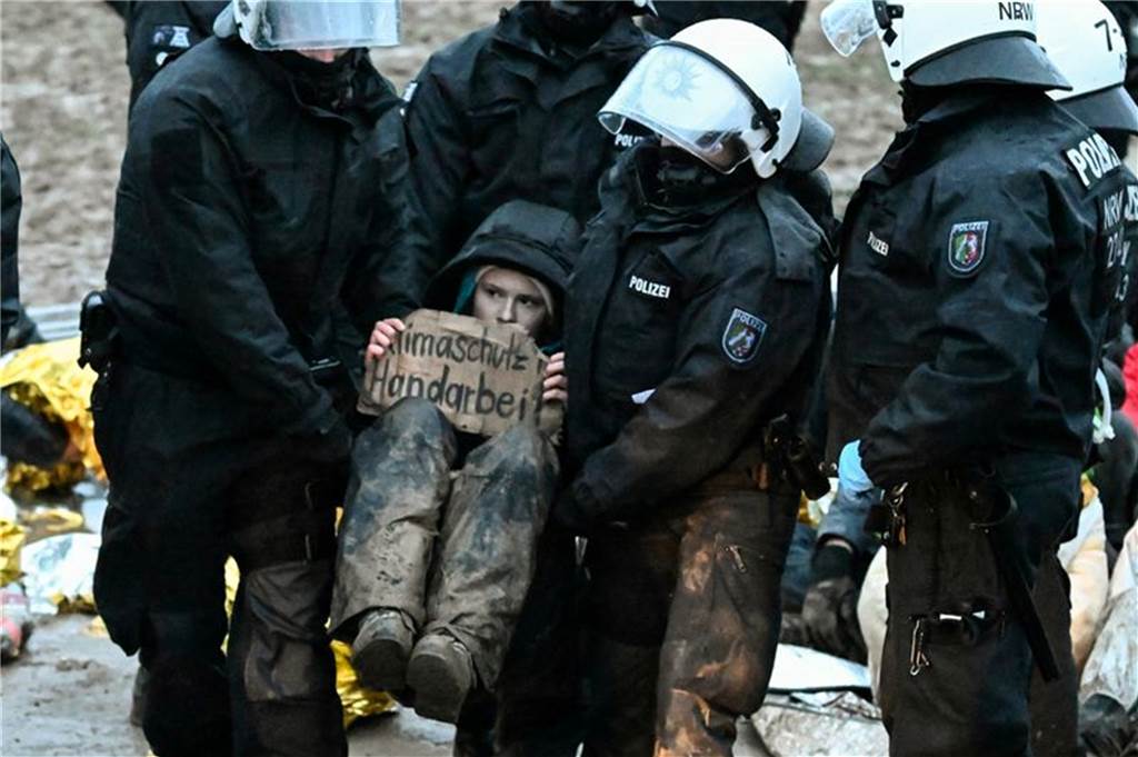 Lützerath-Räumung bis tief in die Nacht: Aktivisten betonieren sich ein Umweltaktivistin Luisa Neubauer wird von Polizisten während einer Sitzblockade weggetragen.