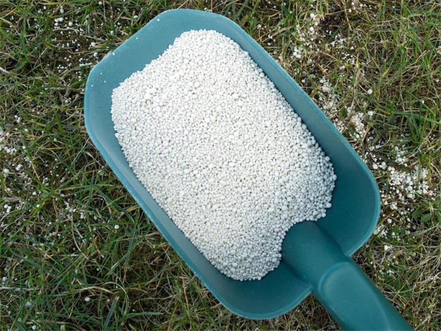 Verzicht auf Mineraldünger mit Phosphat schont Ressourcen Umweltbewusste Verbraucher achten beim Kauf phosphatfreien Dünger. Foto: Patrick Pleul