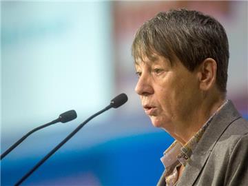 Umweltministerin Barbara Hendricks diskutiert mit Bürgern. Foto: Paul Zinken/Archiv