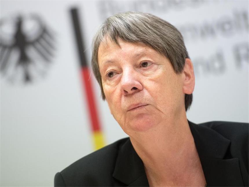 Merkel und Gabriel bremsen Hendricks beim Klimaschutz aus Umweltministerin Hendricks reist am Montag zur Weltklimakonferenz nach Marrakesch. Foto: Marius Becker
