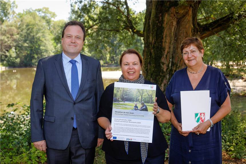 Der Revierpark Wischlingen wird mit 6 Millionen Euro ökologisch umgebaut Umweltministerin Ursula Heinen-Esser (Mitte) hat den Förderbescheid an Regionaldirektorin Karola Geiß-Netthöfel vom RVR und Norbert Dahmen von der Stadt Dortmund übergeben.