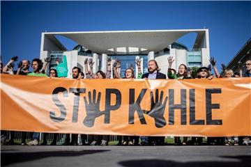 Umweltschutzaktivisten demonstrieren vor dem Bundeskanzleramt für den Kohleausstieg. Foto: Kay Nietfeld