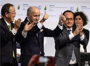 UN-Generalsekretär Ban Ki-moon, der französische Außenminister Laurent Fabius und Frankreichs Präsident Francois Hollande freuen sich über das Ergebnis der Konferenz.