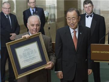 UN-Generalsekretär Ban Ki-Moon (r.) und Orchestergründer Daniel Barenboim bei der Zeremonie in Genf. Foto: Sandro Campardo