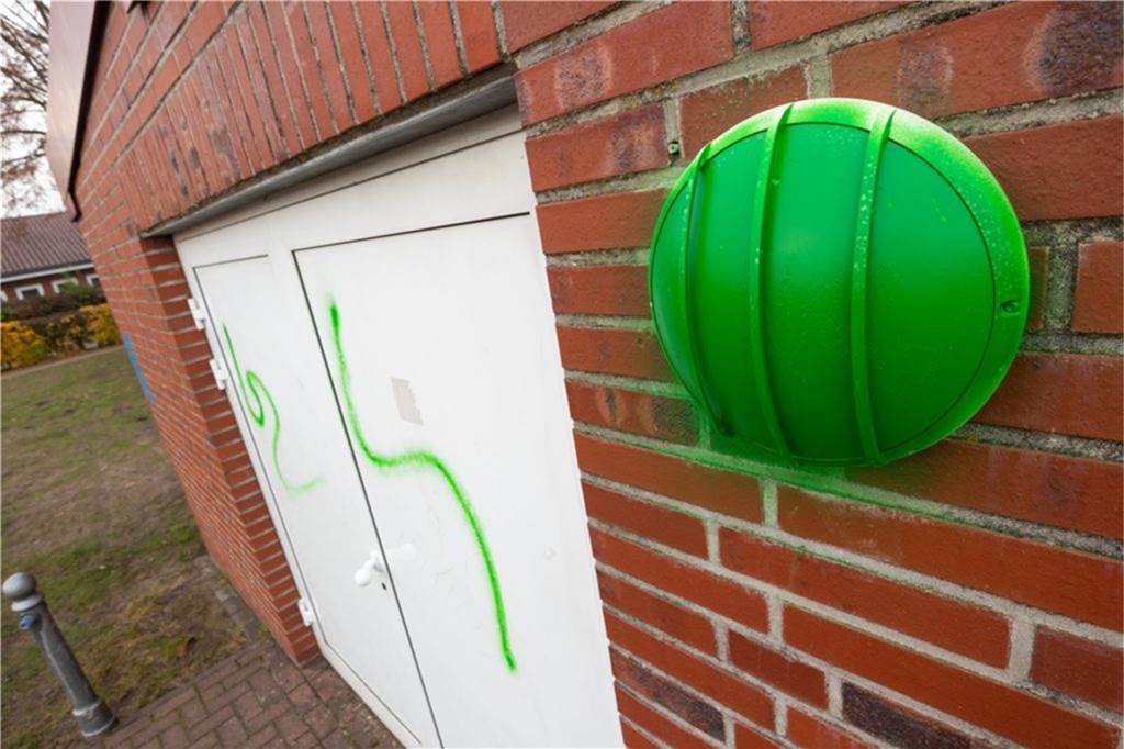 Nach Molotowcocktail-Wurf aufs Zak: Polizei vernimmt Verdächtige Unbekannte beschmierten die Tür der Turnhalle sowie die Außenleuchte der Bischof-Martin-Grundschule in Nienborg.