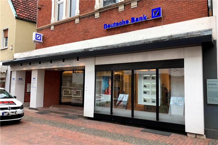 Alarm stoppt Täter vor Bankautomaten-Sprengung an Lippstraße Unbekannte haben am frühen Montagmorgen versucht, die Bankautomaten der Deutschen Bank zu sprengen.