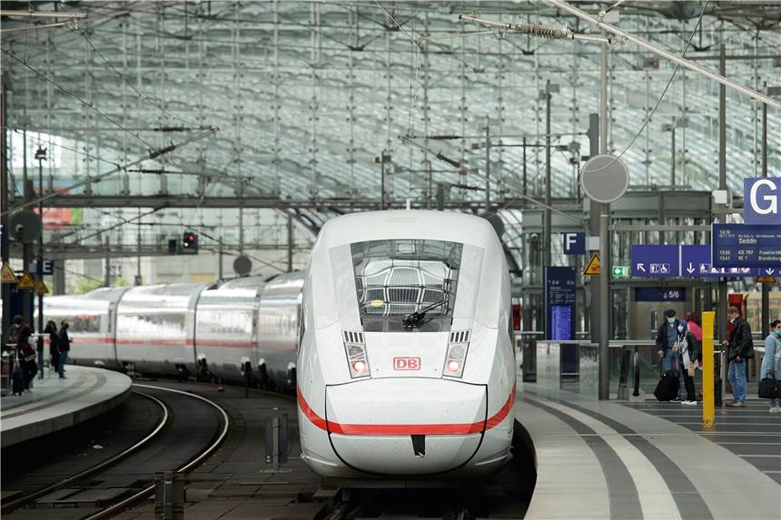 25.000 Euro teures Kunstwerk im ICE gestohlen Unbekannte haben ein wertvolles Kunstwerk aus einem ICE gestohlen.