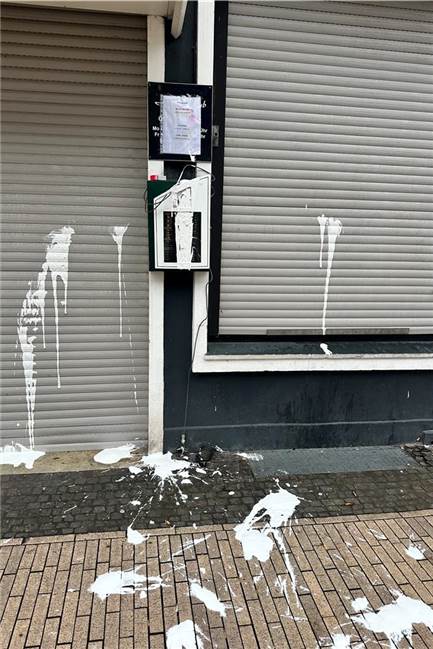 Unbekannte haben weiße Farbe auf die Rollos des Altstadt Pub und den Gehweg geschmiert.