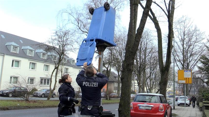 Radarfalle mit Mülltonne außer Gefecht gesetzt Unbekannte hatten in der Nacht zu Sonntag dieser Blitzanlage eine Mülltonne übergestülpt.