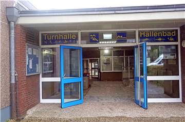 Unbekannte kletterten am Samstagmorgen auf das Dach des Herberner Hallenbades. Die Polizei geht von einem versuchten Einbruch aus.