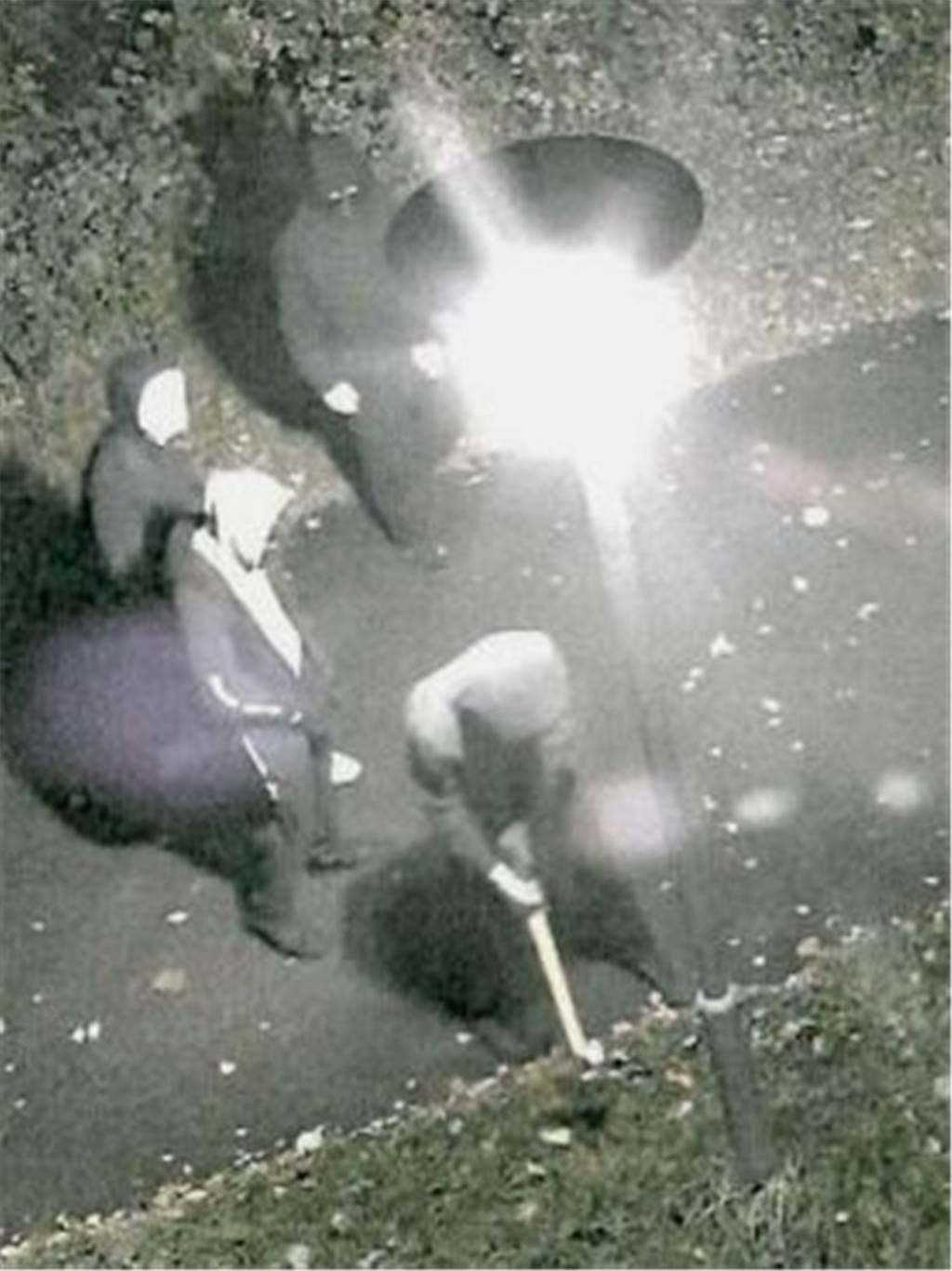 Fahndungen in NRW: Tatverdächtige aus Lünen werden mit Fotos gesucht Unbekannte machen sich in der Nacht zum 1.11.21 an eine Laterne an der Bebelstraße zu schaffen.