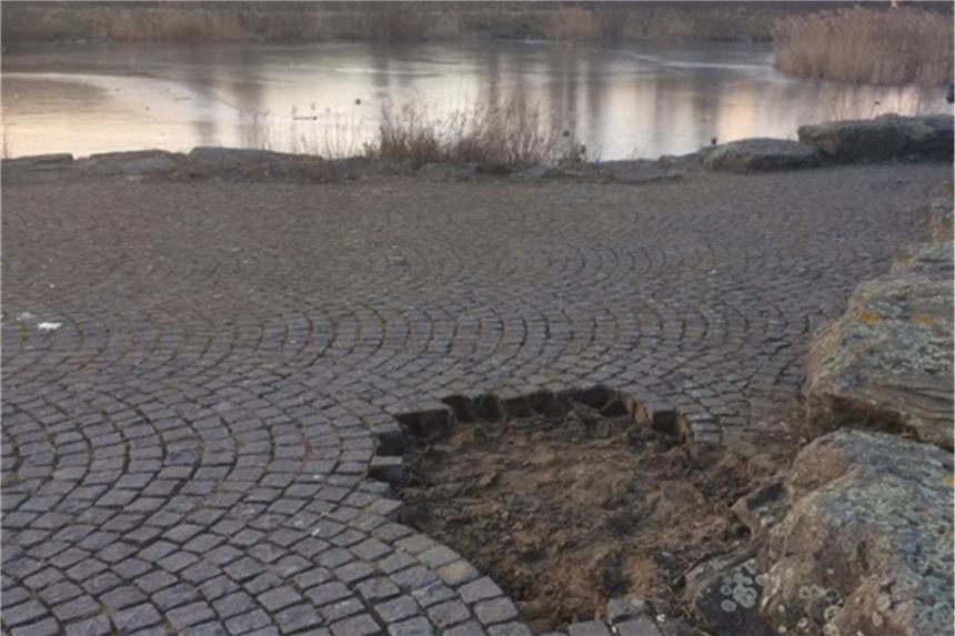 Pflastersteine herausgerissen und auf den Teich geworfen Unbekannte rissen im Erinpark zahlreiche Plastersteine aus dem Weg und schmissen diese auf die Eisfläche.