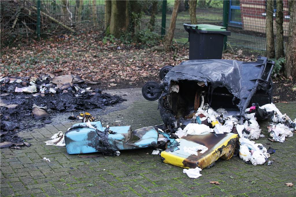 Dealer, Waffen, Randale: Turnhalle in Brambauer ein Problem-Treff? Unbekannte setzten in der Nacht zum 9. Januar mehrere Mülltonnen vor der Kita Diesterwegstraße 7c in Brand.