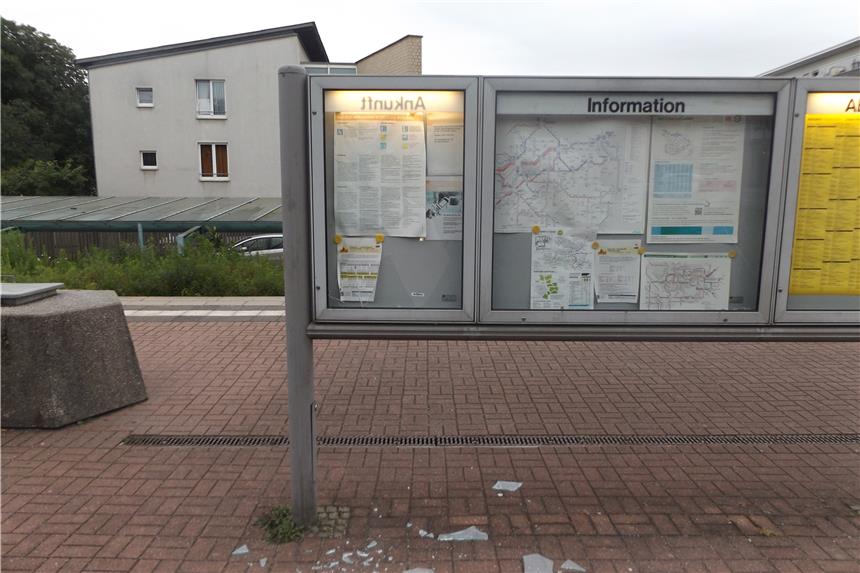Hauptbahnhof Lünen: Unbekannte zerstören Lampen und Glasscheiben Unbekannte Täter zerstörten am Hauptbahnhof unter anderem die Glasscheibe an einem Infokasten.