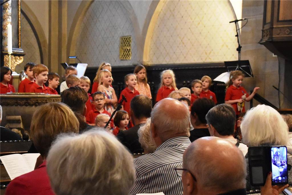 400 Besucher beim Musikfestival in der Mengeder Remigiuskirche Unbekümmert präsentierten sich die "Emscherwichtel" dem Publikum.