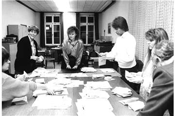 Und abends werden die Stimmen gezählt: Das Foto entstand vor über 30 Jahren im Alten Rathaus und zeigt links im Bild die frühere CDU-Ratsfrau Sixta Lehmacher.