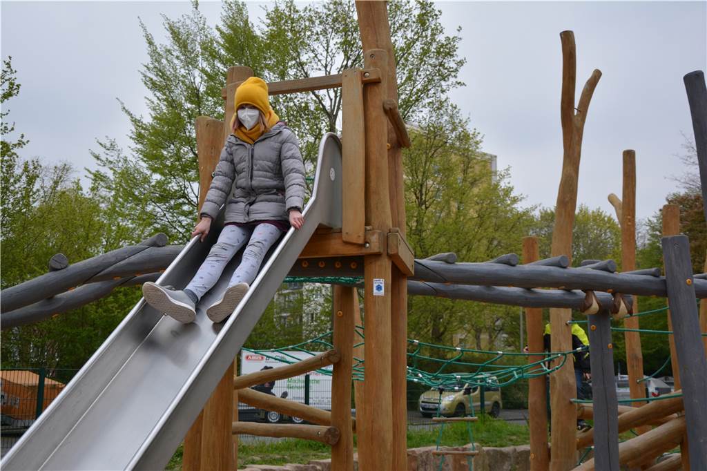 Dortmunder Spielplatz überzeugt mit Geisterbahn-Stil – und ganz neuen Geräten Und Abfahrt: Franziska testet die Rutsche auf dem Spielplatz in der Akazienstraße.