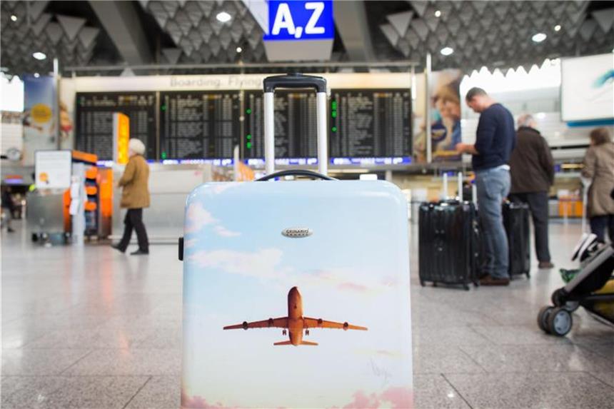 Online einchecken und früher am Flughafen sein Und Abflug? Vor dem Urlaub müssen Passagiere einige Prozeduren am Flughafen durchstehen. In der Ferienzeit wird es besonders voll. Foto: Frank Rumpenhorst