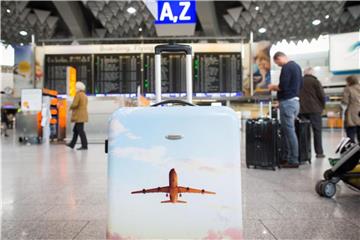 Und Abflug? Vor dem Urlaub müssen Passagiere einige Prozeduren am Flughafen durchstehen. In der Ferienzeit wird es besonders voll. Foto: Frank Rumpenhorst