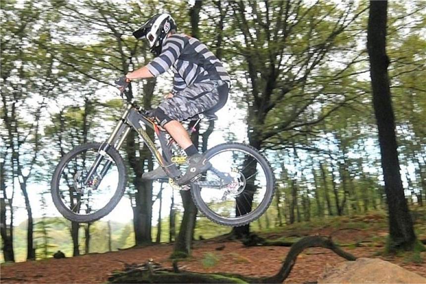 Mountainbikestrecke am Ebberg gesperrt: Es soll neue Lösungen geben Und Action: Bald soll es eine ganz legale Strecke für die Mountainbiker geben.