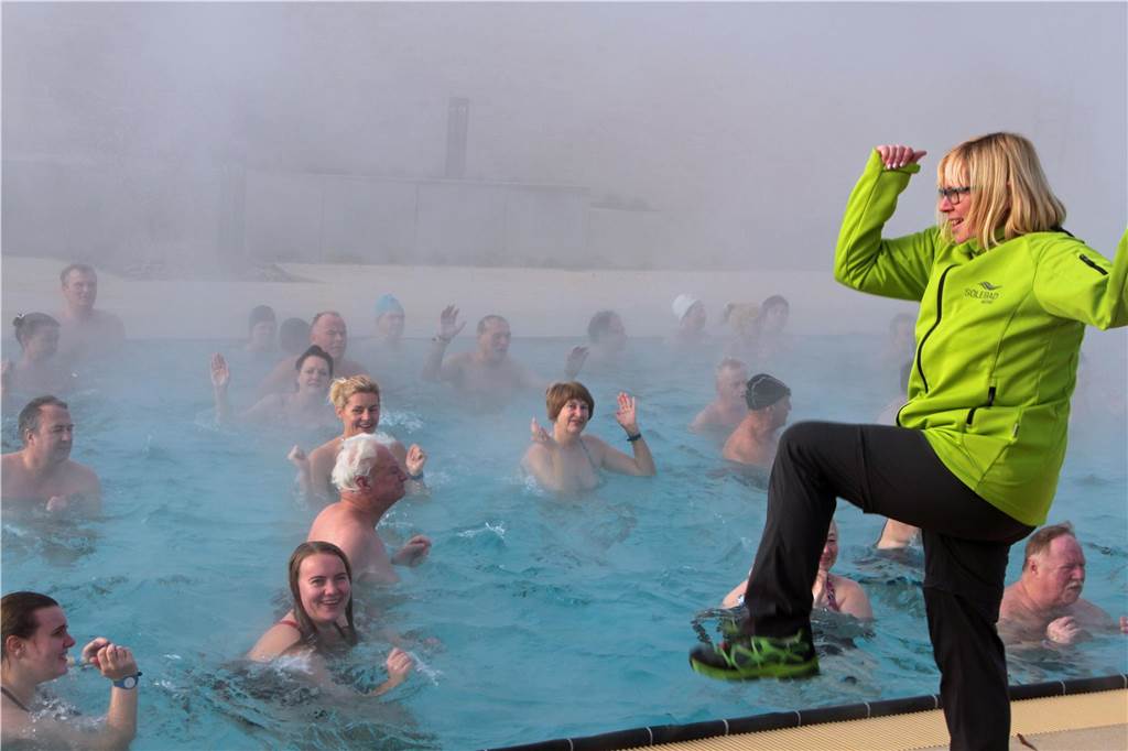 25 Jahre Solebad: Als Barbara Kipp (57) einem Jungen das Leben rettete „Und alle machen mit“ - Barbara Kipp, hier bei einem Neujahrsschwimmen, ist ausgebildete Aquafitness-Trainerin.