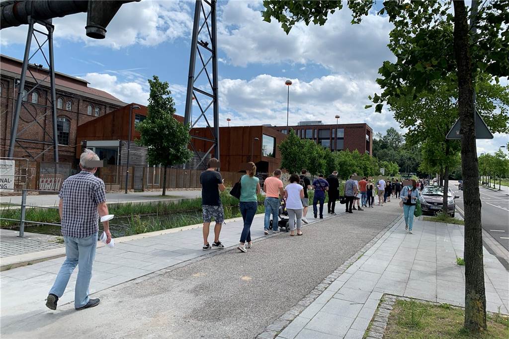 Riesen-Warteschlange am Dortmunder Impfzentrum - viele Besucher sauer Und auch dieses Foto erreichte uns aus der Impfschlange.