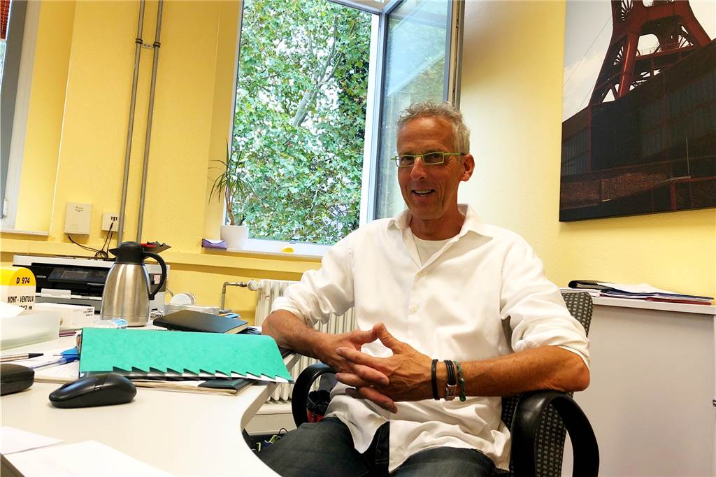 Wer an dieser Hauptschule zu spät kommt, muss draußen bleiben Und dann kommt diese moderne Variante eines Alt-68ers, Rempe-Thiemann ist 62 Jahre alt, mit einer solchen Bootcamp-Erziehungsmethode um die Ecke.