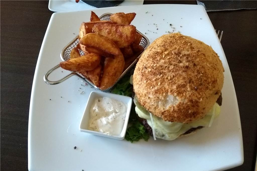 Und das zweite: der richtig leckere Burger mit Wedges.