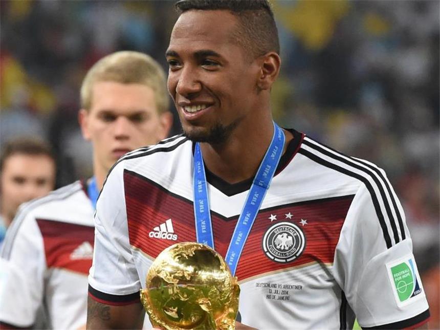 AfD-Vize Gauland sorgt mit Boateng-Äußerungen für Empörung Und den möchte man nicht als Nachbarn? Jérôme Boateng nach dem Sieg gegen Argentinien mit dem WM-Pokal.