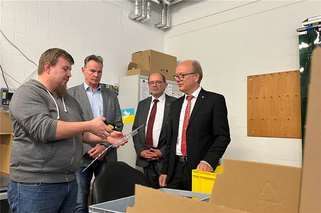 Ein Mitarbeiter der Caritas erklärt, wie genau diese Zangen funktionieren und wie die Produktionsschritte aussehen.