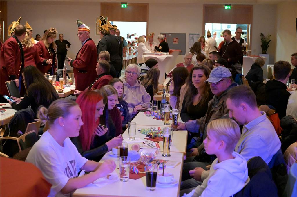 Und gleich bei der Eröffnung der Session 22/23 brachten die Narren vom IWK die Grundfesten des Gebäudes zum Wanken.