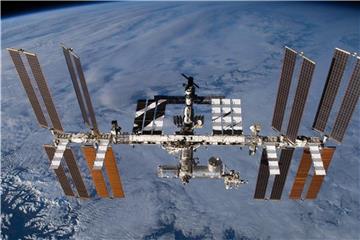 Und hier geht es hin: Die Internationale Raumstation (ISS) mit dem angedockten europäischen Wissenschaftslabor Columbus (Mitte unten links) in der Erdumlaufbahn. Foto: Nasa