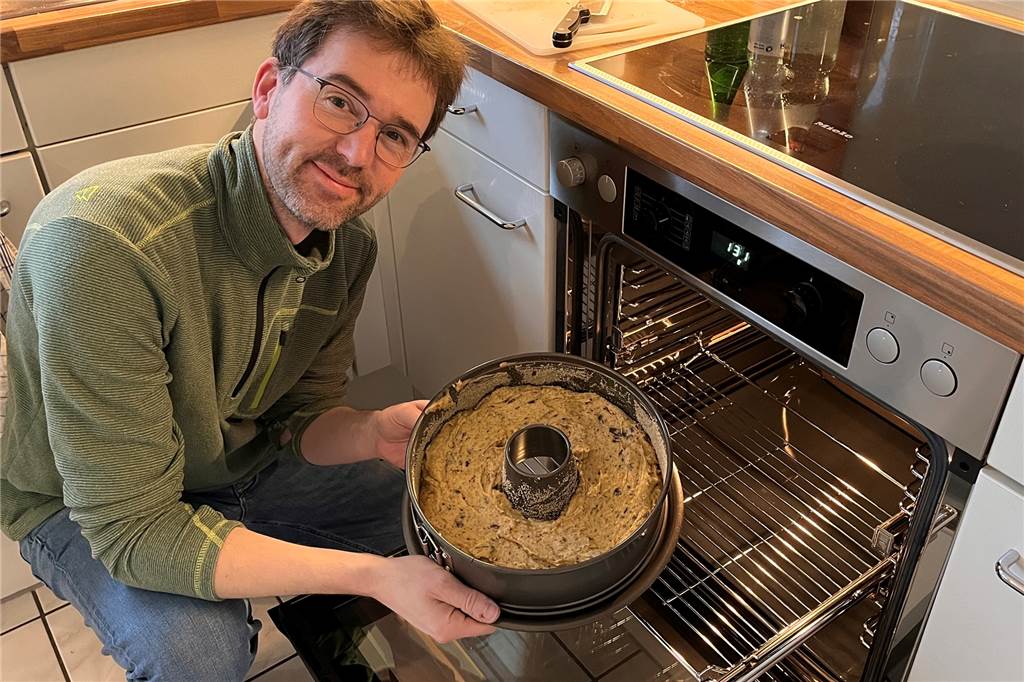 Einfach, schnell, lecker: Der perfekte Familienkuchen braucht dicke Schokostücke Rezept Schoko-Nusskuchen Thomas Raulf