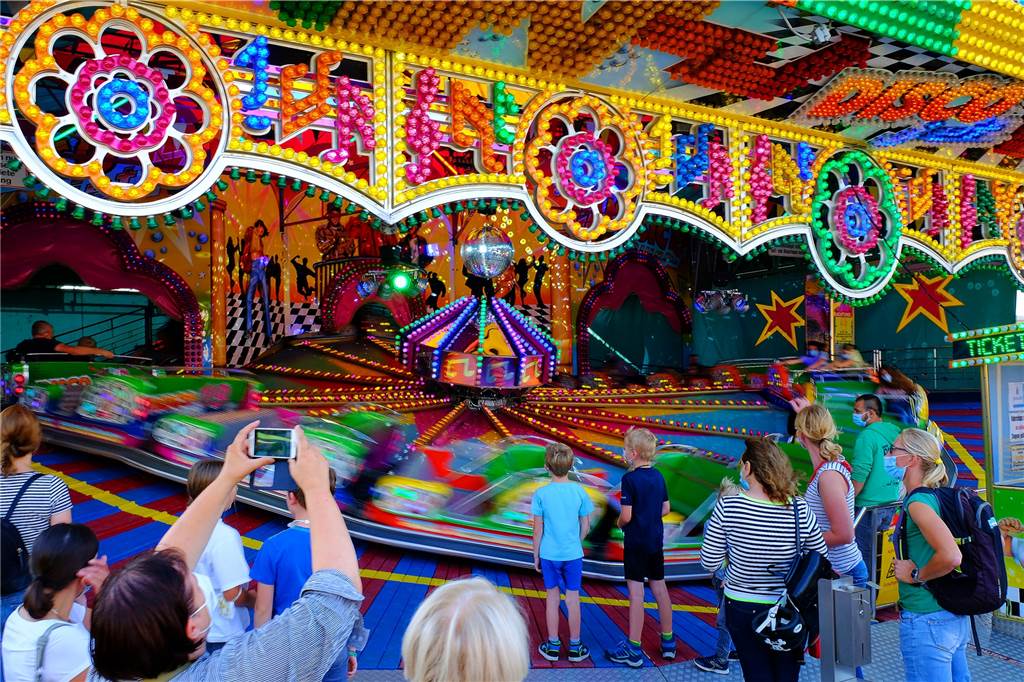Vredener feiern ihre „Kirmes“: Es ist laut, es ist bunt, es ist schön Und jetzt eine Runde rückwärts: Eine Kirmes ohne Raupe ist seit Jahrzehnten nicht denkbar.