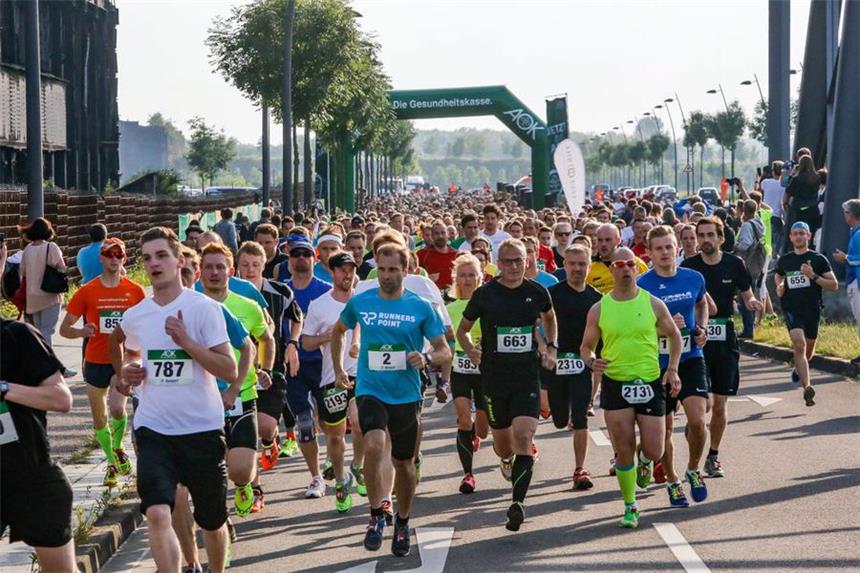 Und los geht's: Punkt 19 Uhr starteten die Teilnehmer des Firmenlaufs auf Phoenix-West. 