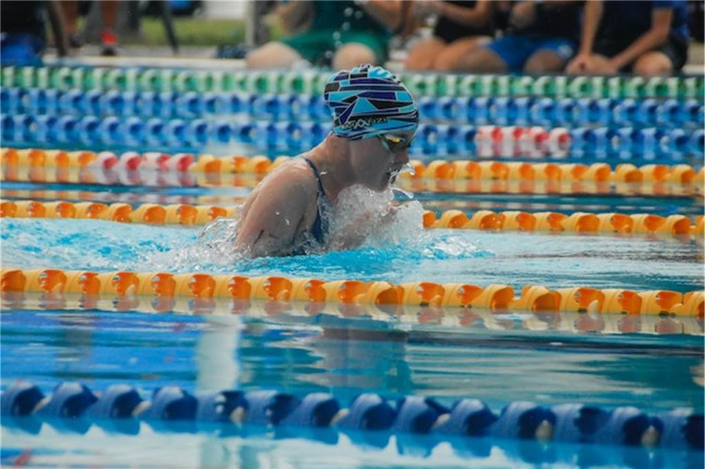Hier kommen Sie zum Zug: 9 beliebte Sportbäder in NRW frau schwimmt mit bademütze und brille