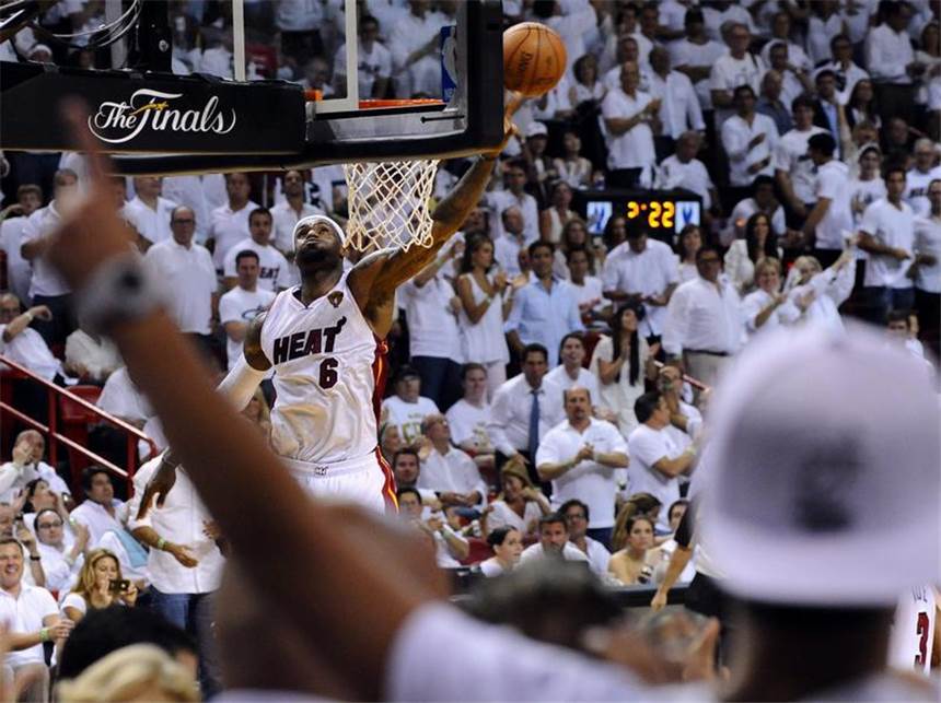 LeBron James am Ziel: NBA-Meister mit Miami Und noch einer: LeBron James punktet erneut für Miami Heat. Foto: Larry W. Smith