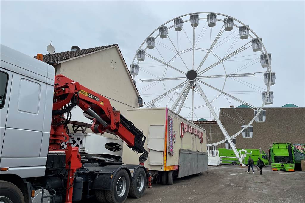 Marlon Küchenmeister (22) testet sein Riesenrad in Dortmunder Wohngebiet Und plötzlich steht ein Riesenrad hinterm Haus: Das Gelände der Küchenmeisters grenzt an Mietshäuser in Dortmund-Marten.